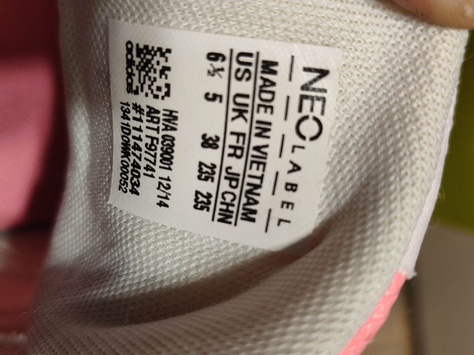 Кецове за момиче Адидас 36ти номер, нови с кутия 45лв.