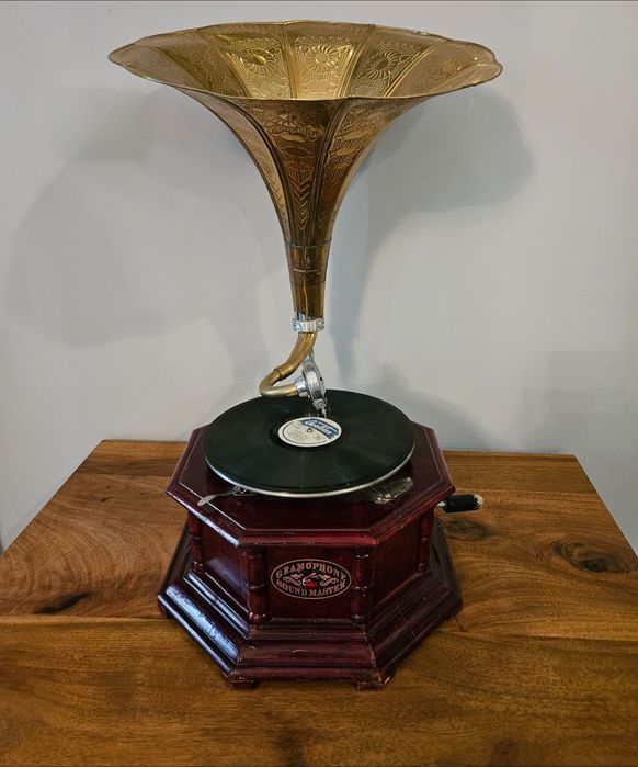 Ретро грамофон много запазен за ценители