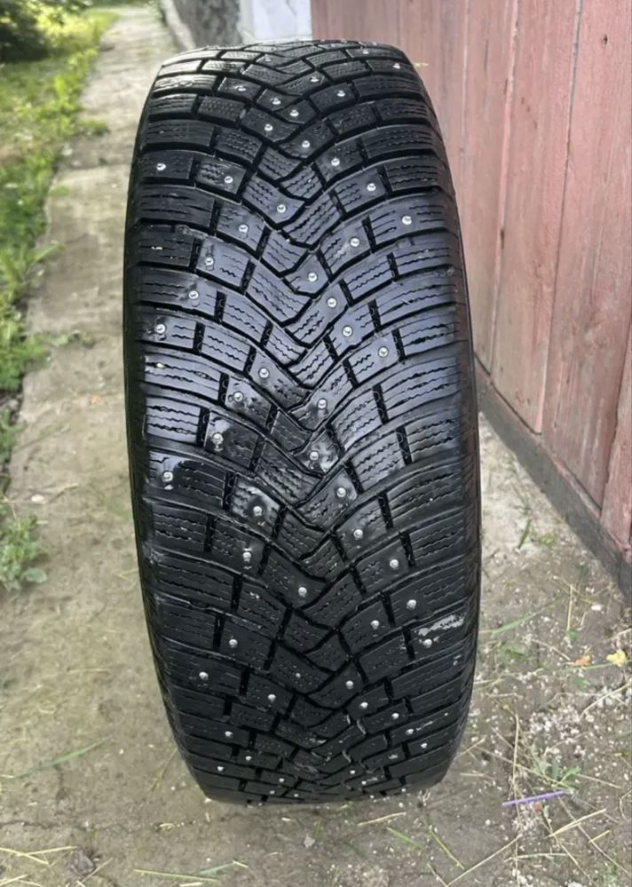 Продам зимние шины шипованные на дисках
