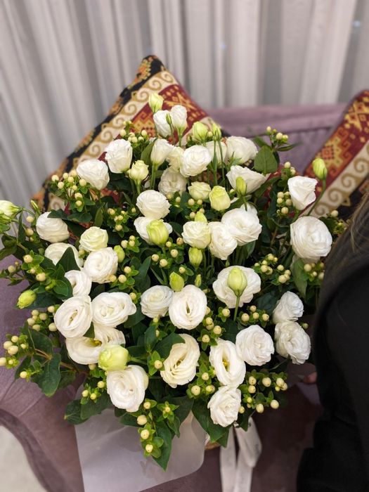 Цветы свежие сегодня принесли