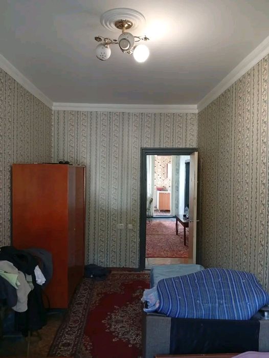 Продается квартира на янги хает,17 КВ 1 этаж 2 км не торцевая