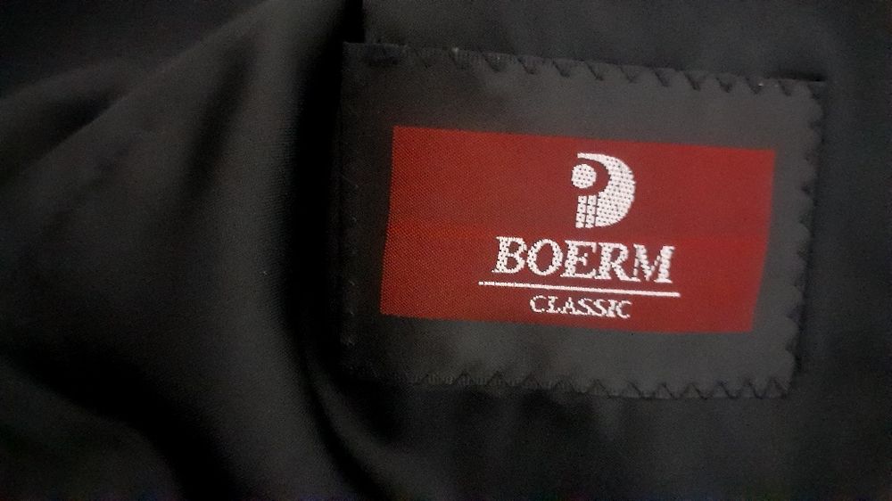 Erkaklar uchun qora kastyum