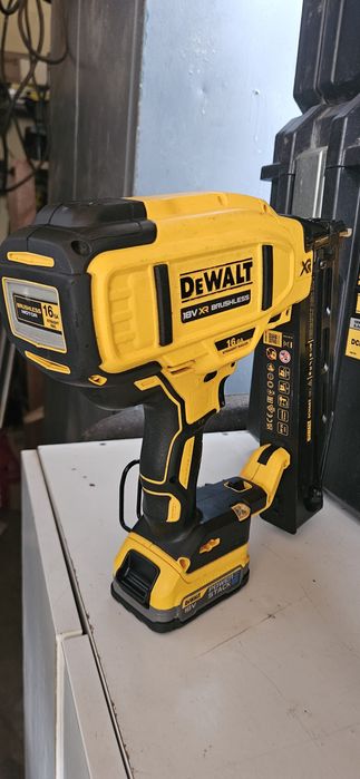 Pistol cuie Dewalt Dcn 662