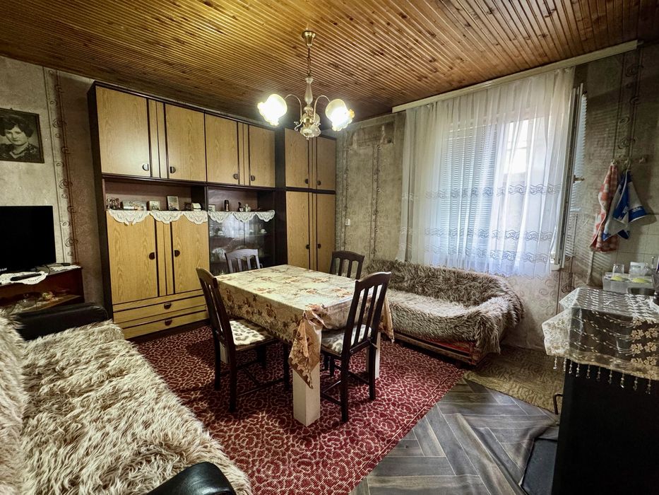 Самостоятелна Къща с Гараж до Очна Клиника “Тасков” , гр. Търговище