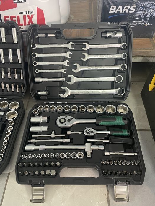 Наборы ключей и головок.