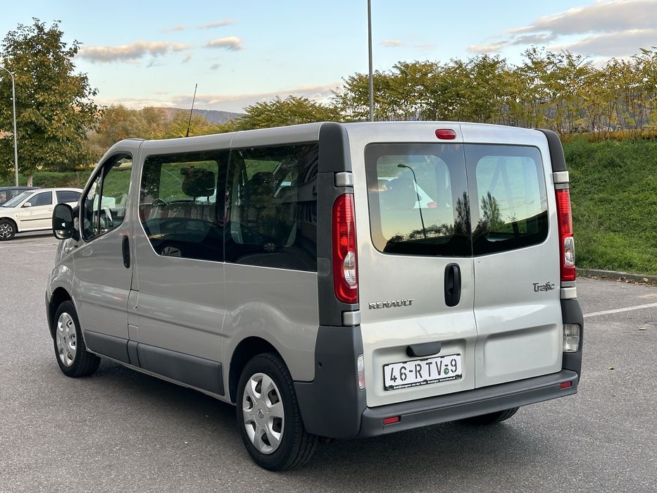 Renault Trafic 2.0 dCi Euro 5 cu 8+1 locuri