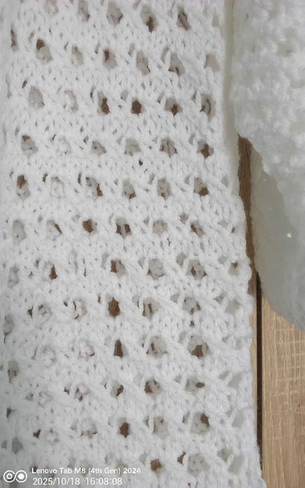 Елегантна ръчно плетена жилетка в класически бял цвят