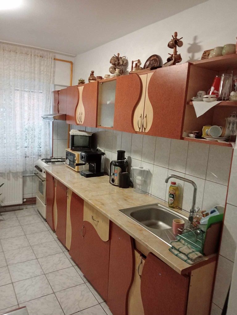 Apartament cu 2 camere decomandat.