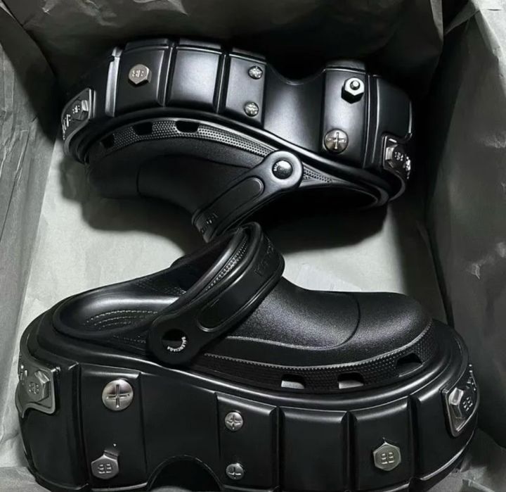 Кроксы с железными вставками