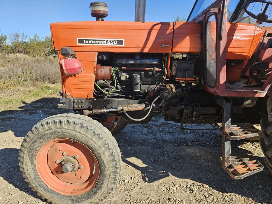 Tractor U650 cu utilaje