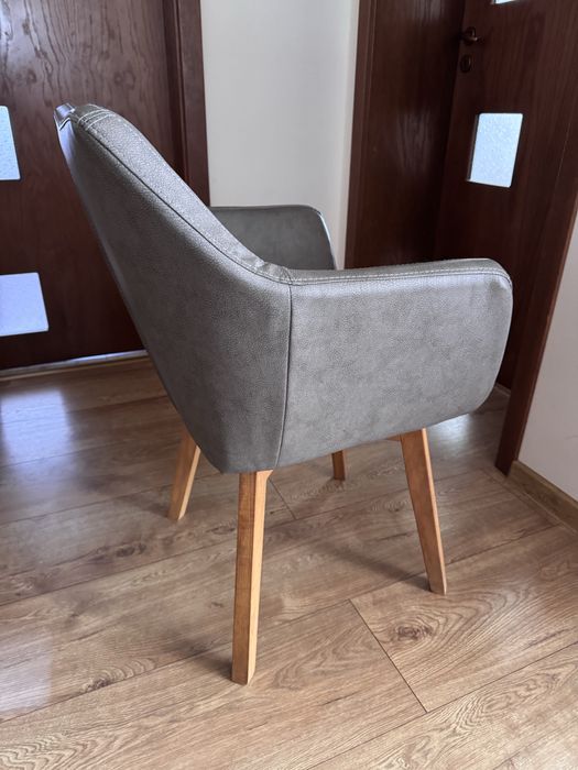 Два броя трапезни столове