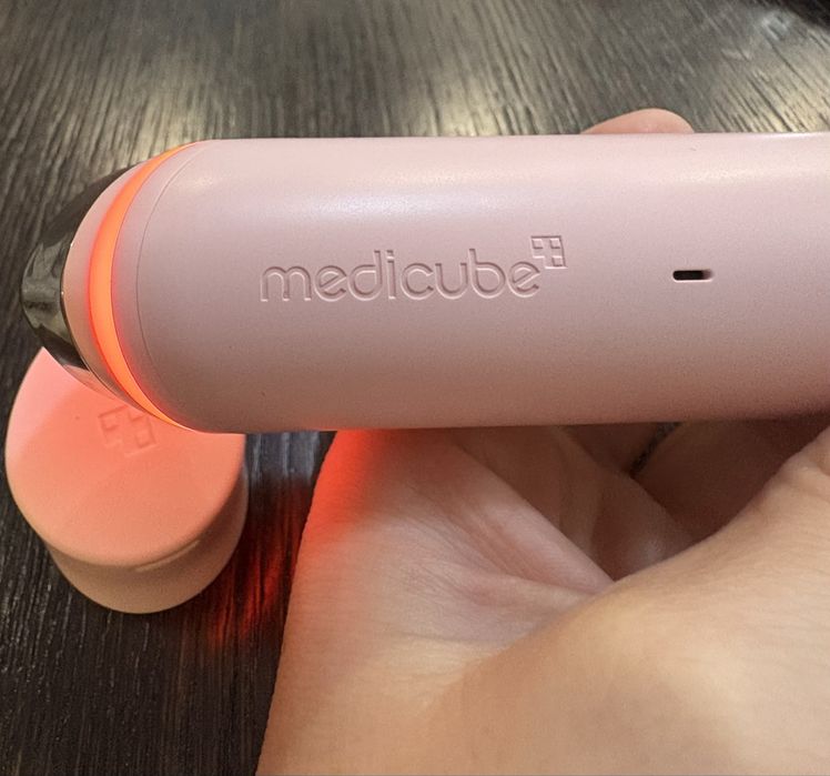 MediCube Age-R Устройство за грижа за кожата Booster Pro Pink Edition