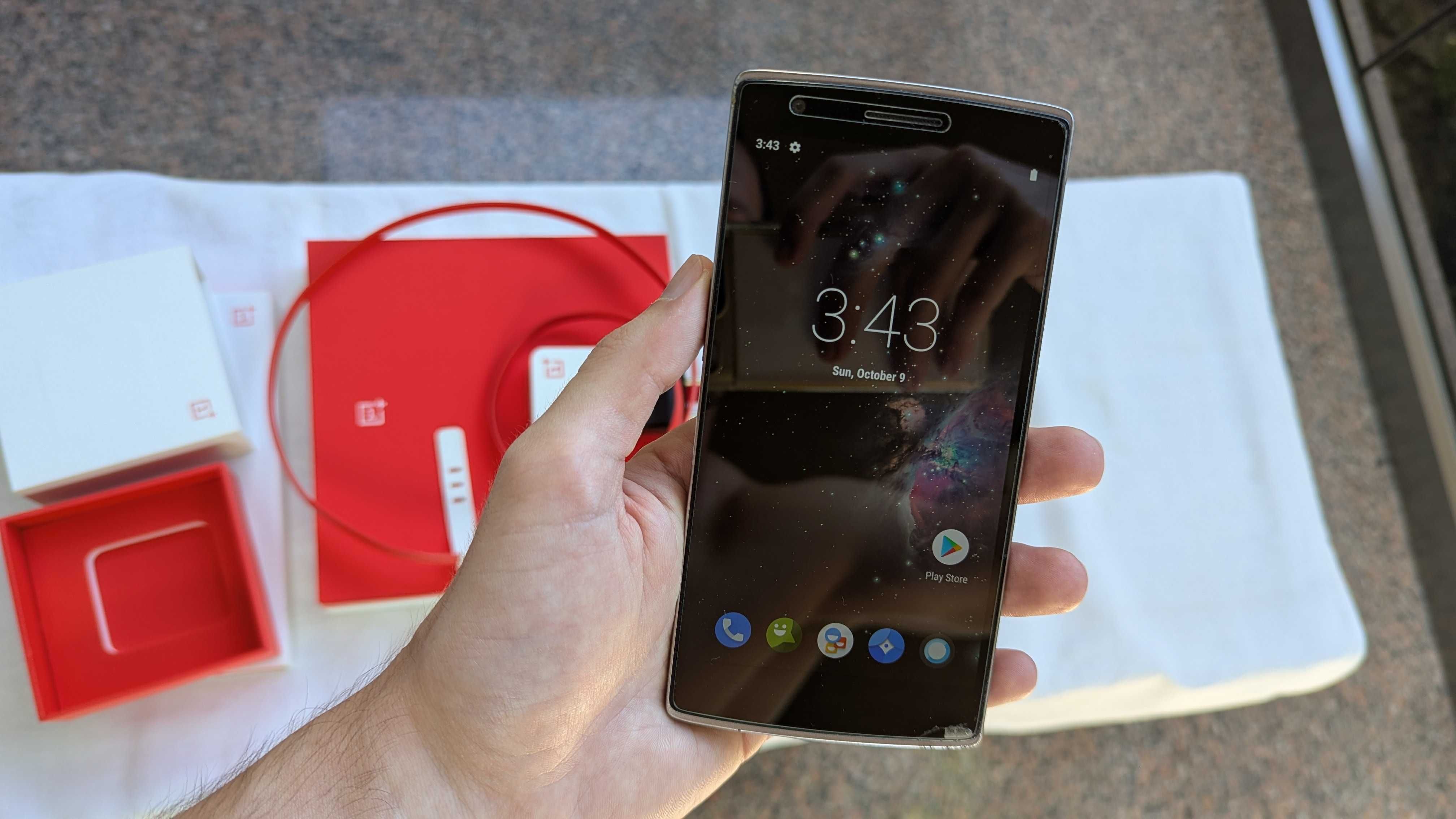Telefon OnePlus One (model 2014), cu carcasă și accesoriile originale
