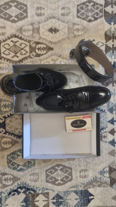 Pantofi și curea de lac