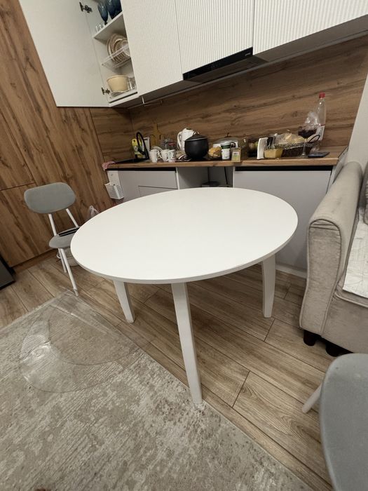 Продам стол размер 100*100 в хорошем состоянии