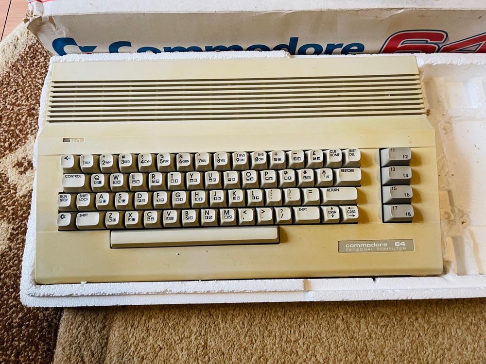 Calculator PC Vintage Commodore 64C 1982 CMB64