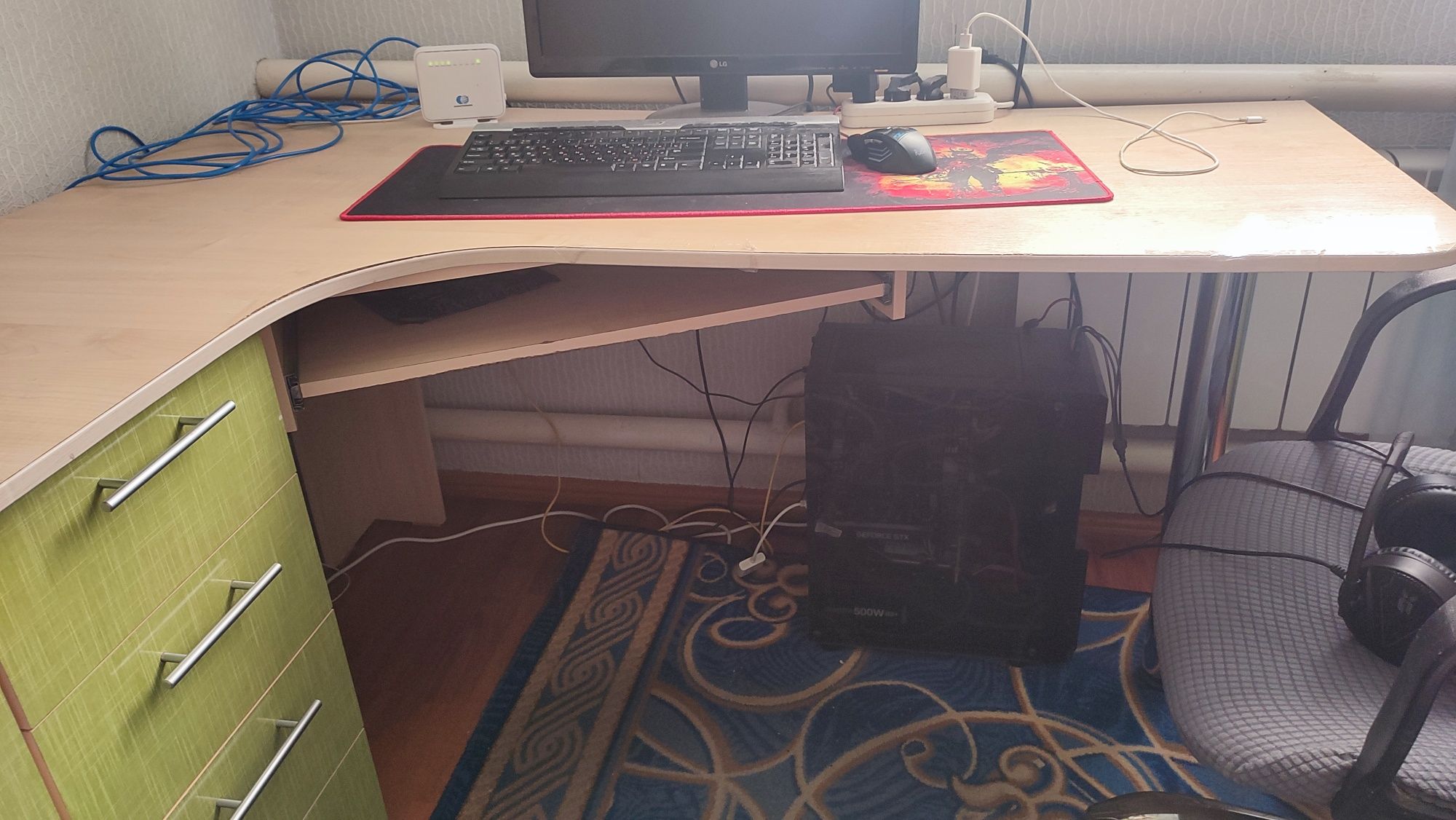 Компьютерный стол с пеналом для книг