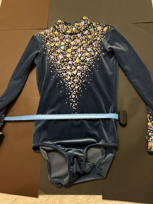 Costum catifea gimnastica ritmica 9-11 ani