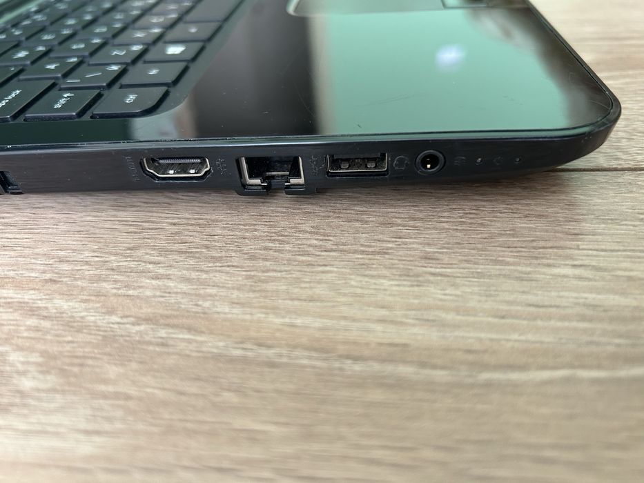 Лаптоп HP 15-r150nu