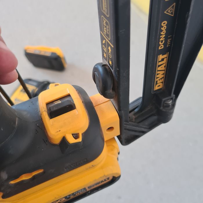 Pistol cu cuie Dewalt DCN660