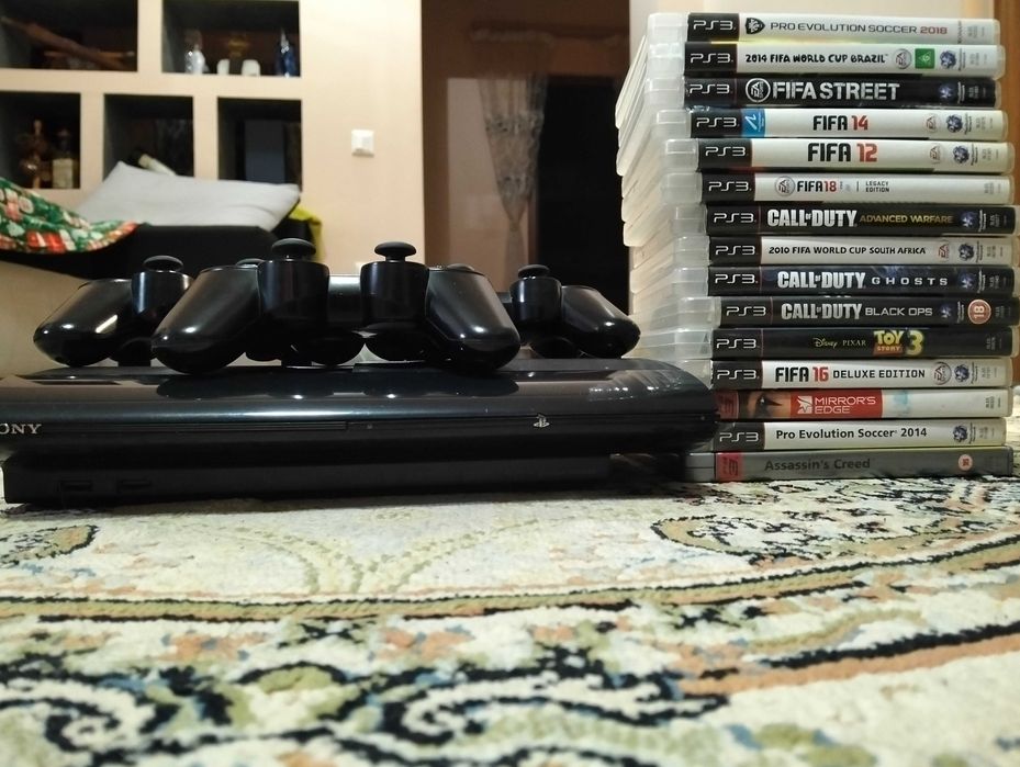 PS3 cu 3 controlere și cu 15 jocuri și toate mufele