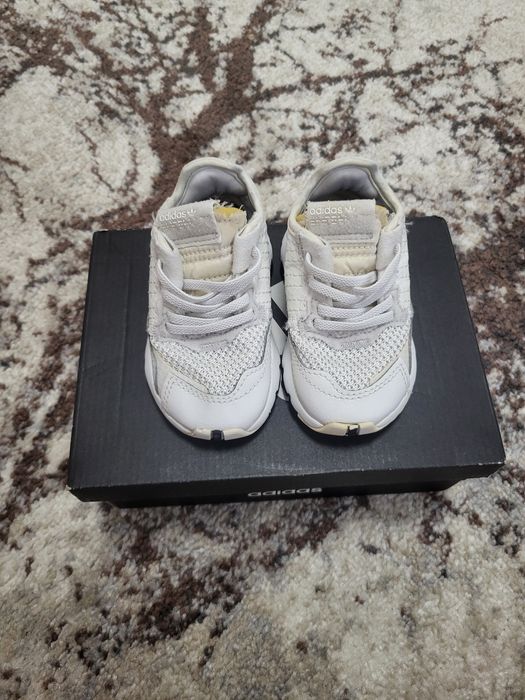 Adidasi adidas nr 20 purtați ca noi