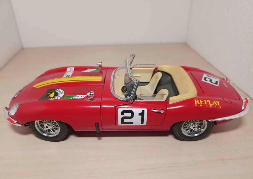 Jaguar 
Scara 1:18
Bburago 

Fotografiile fac parte din descriere...