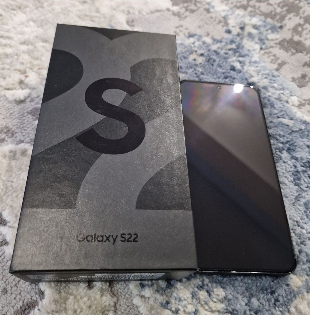 Samsung S22 | 5G, 128GB, Black   
Vând iPhone