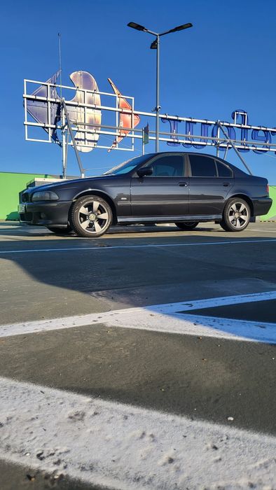 BMW E39 2.5 
Anul 2000 
120kw

Mașina se reprezintă foarte Ok din toat