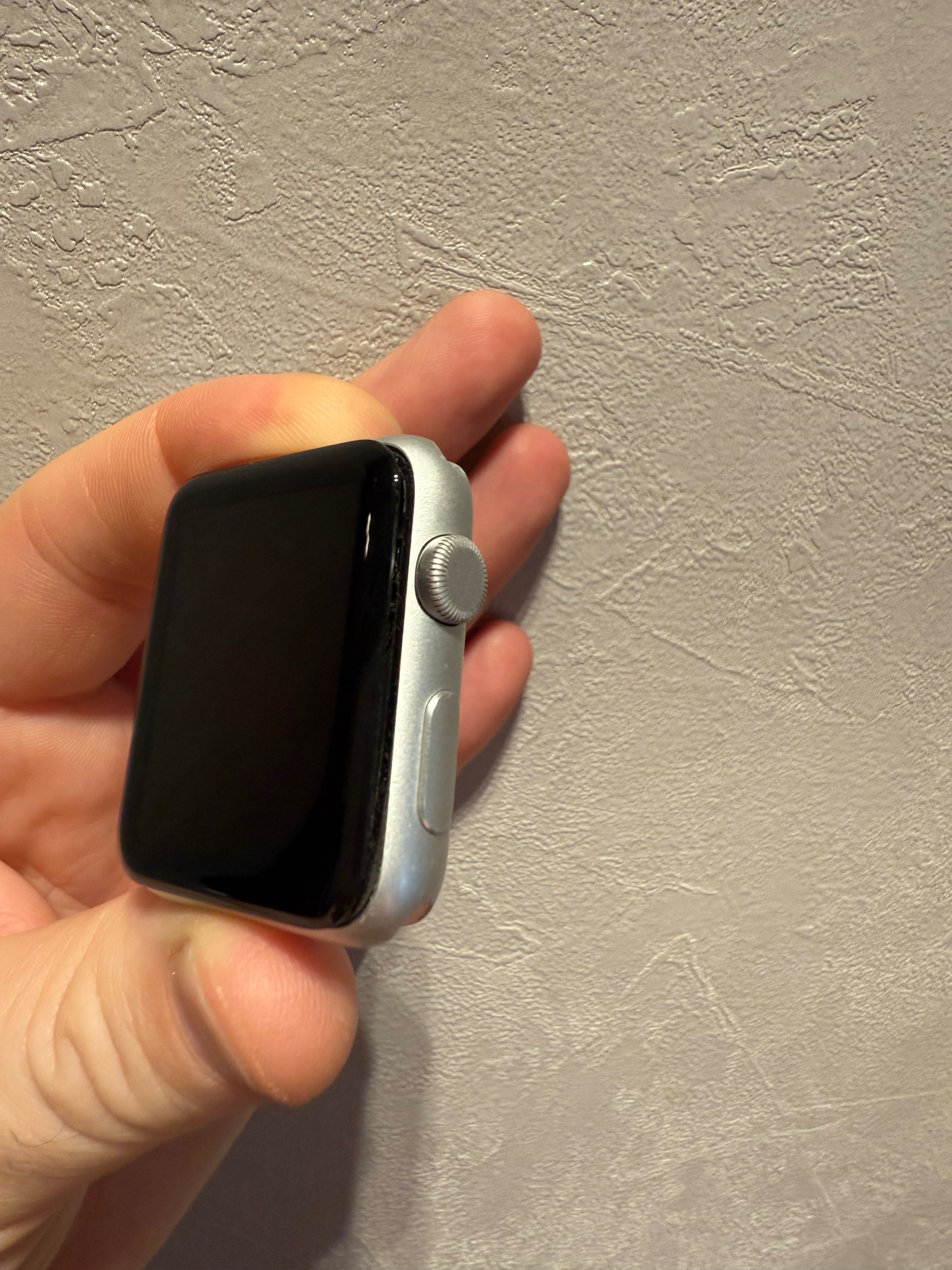 Продавам смарт часовник Apple Watch 42 мм, първа версия.