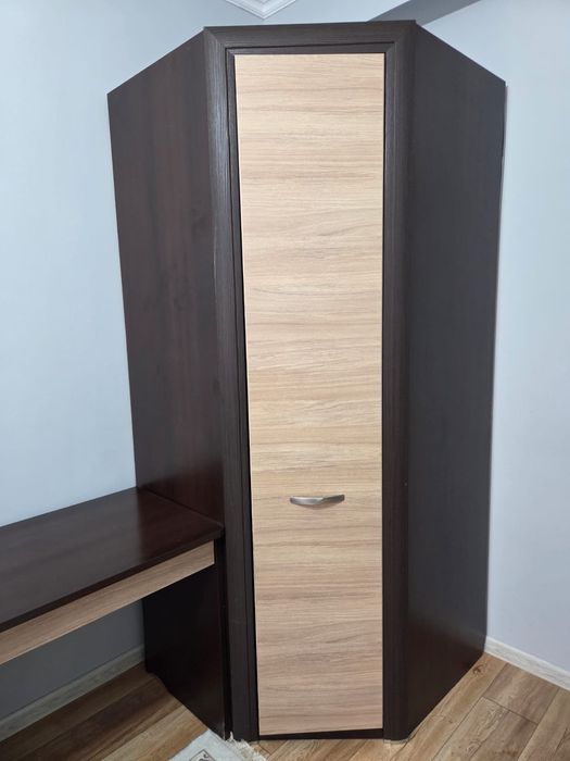 Прдаётся комплект: Угловой шкаф, стол ученический, подставка под тв