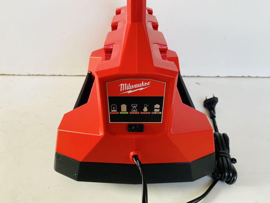 Milwaukee M18 PC6 rapid charger statie incarcare