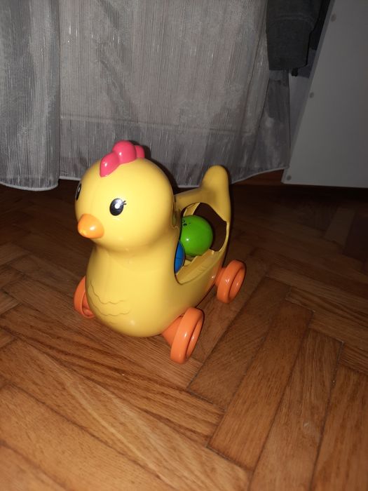 Gaina de jucarie Tomy cu oua