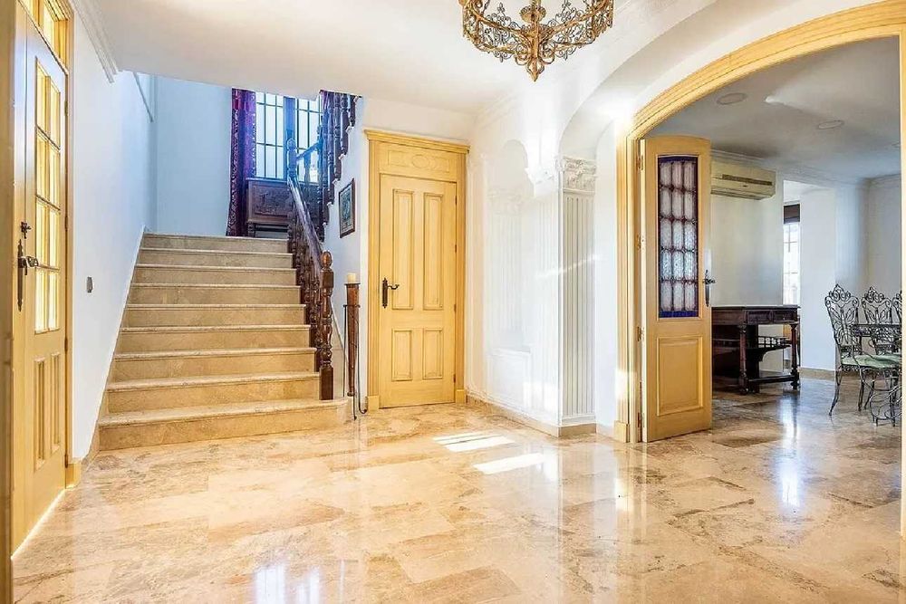 Casa de inchiriat 5camere, 3bai disponibila craciun , revelion