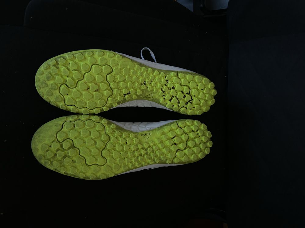 Adidas бутонки.