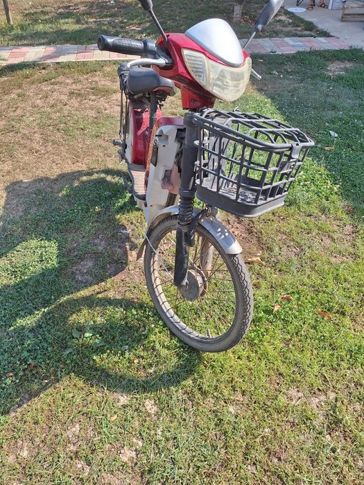 Vand moped electric sau schimb cu găini
