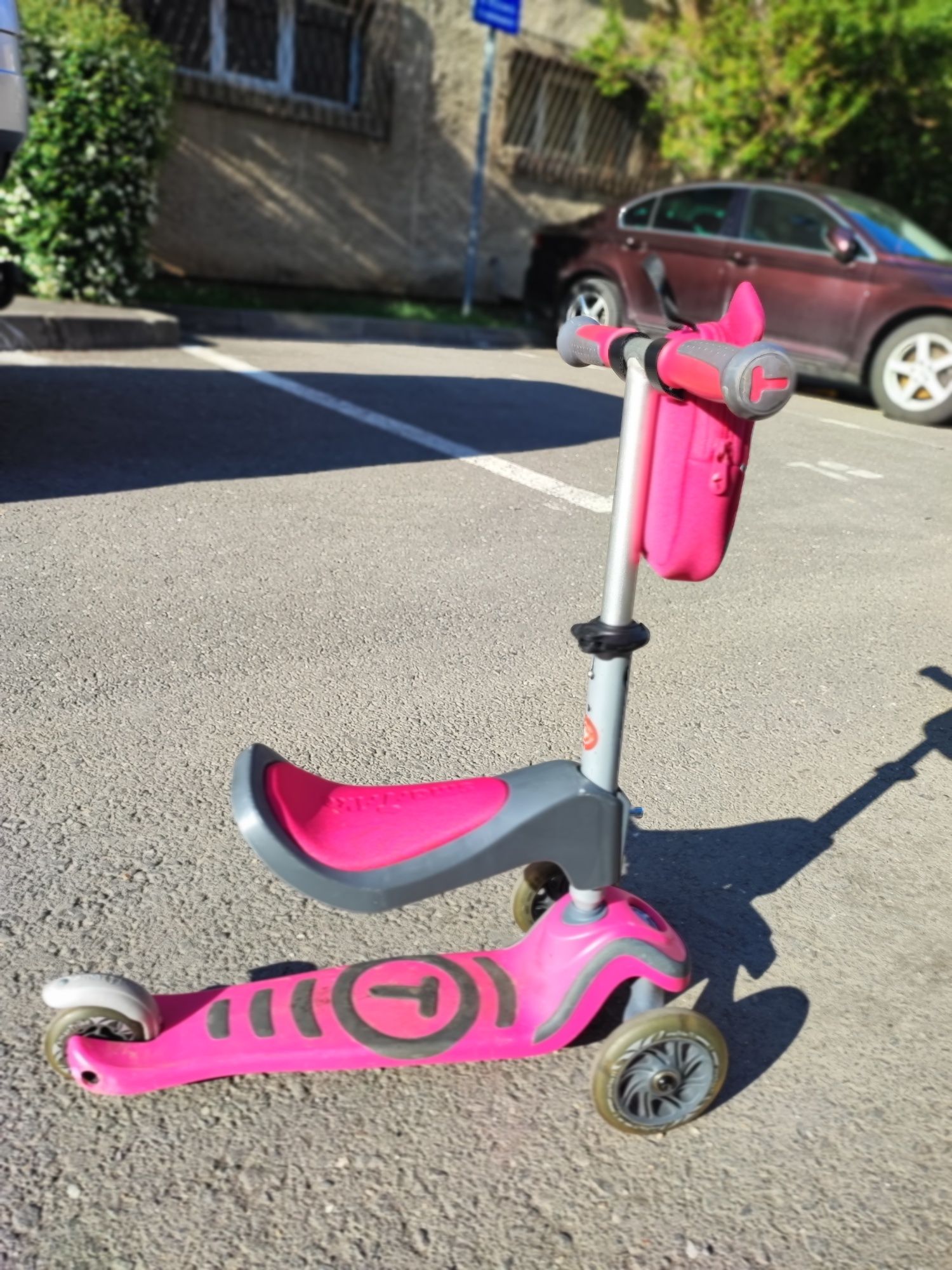 Trotineta cu scaun SmarTrike T1 roz cu luminite si gentuta