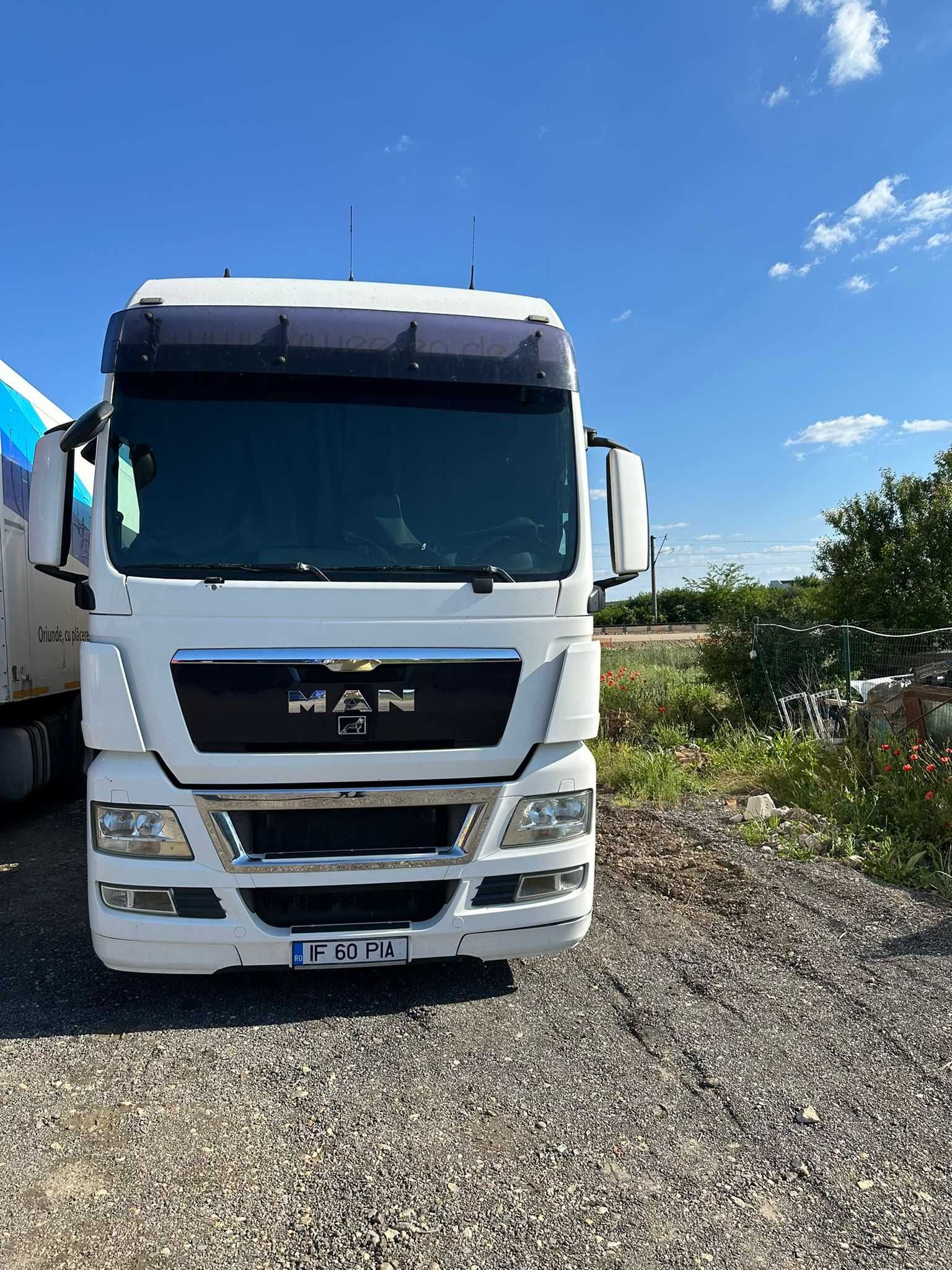 Ansamblu cap tractor MAN + Semiremorca izoterma cu lift.