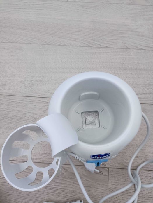 Chicco 06784  Нагревател за шишета с адаптер за кола 12V/220V