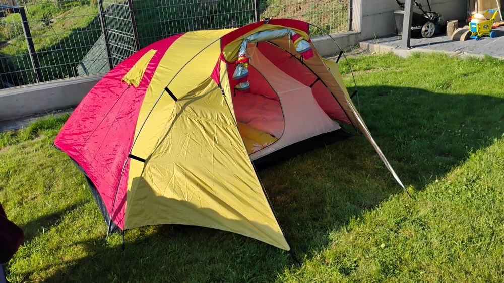 Cort 4 persoane + saltele + pompa + lampa led