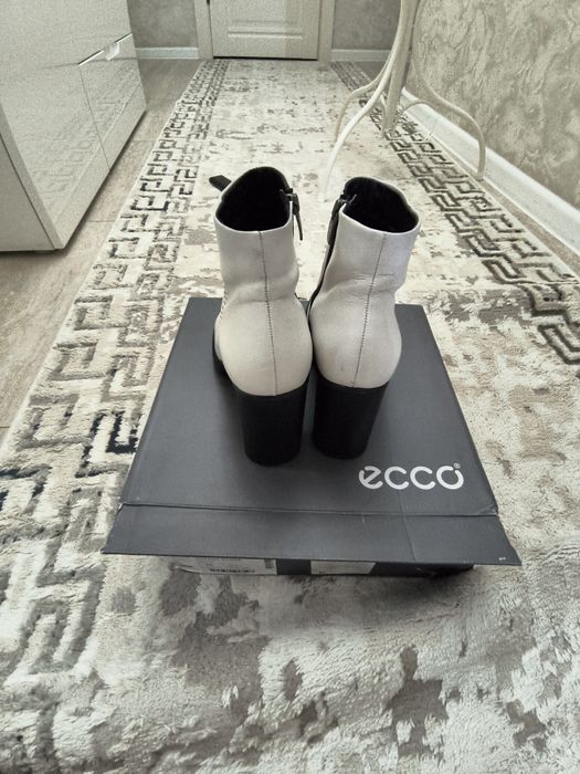 Сапожки белые  Ecco