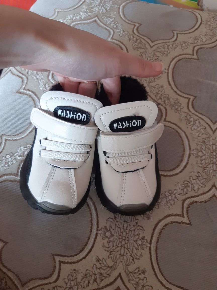 Димесезоная НОВАЯ детская обувь 3000