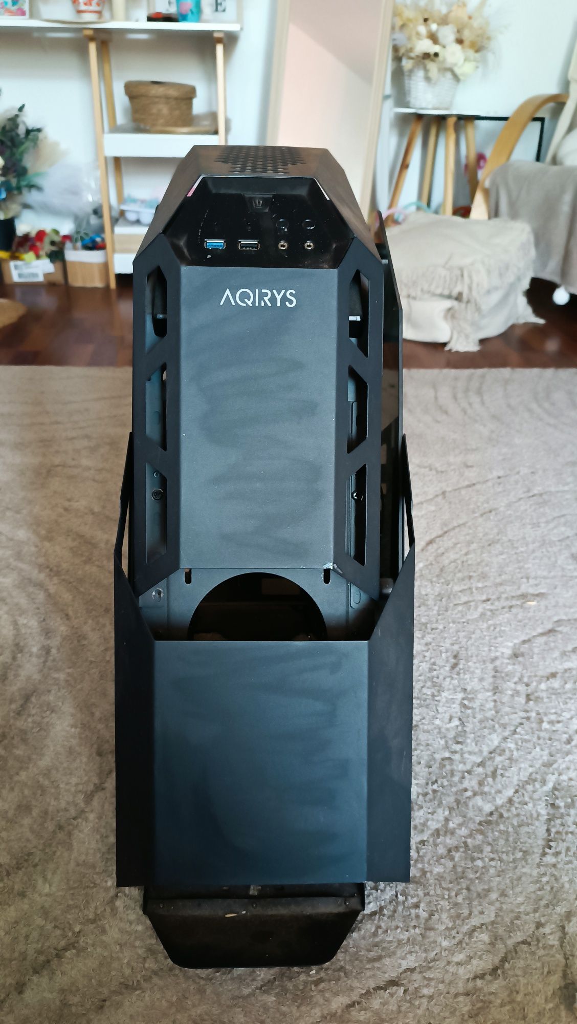 Vand carcasa de gaming AQIRYS