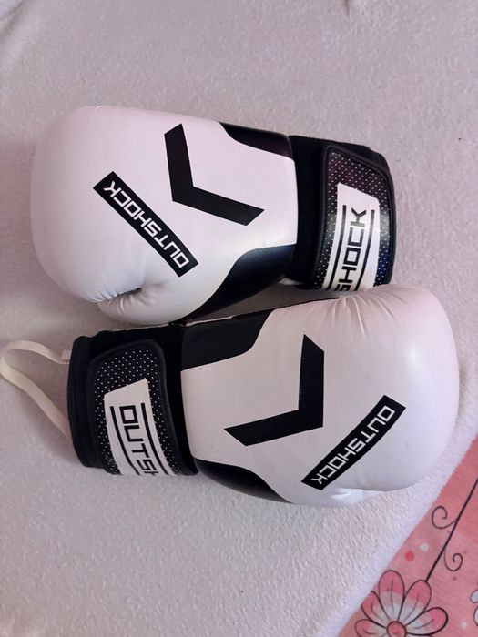 Дамски боксови ръкавици и бинтове