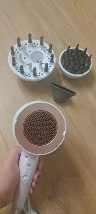 Uscător de păr PhiIips  SenseIQ cu 3 accesorii
BHD827/00
Uscător de p