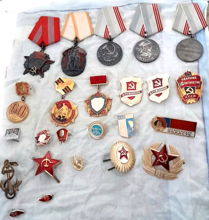 Продам коллекцию медалей и значков