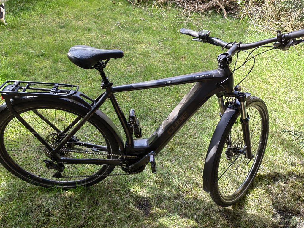 Bicicleta electrică cube