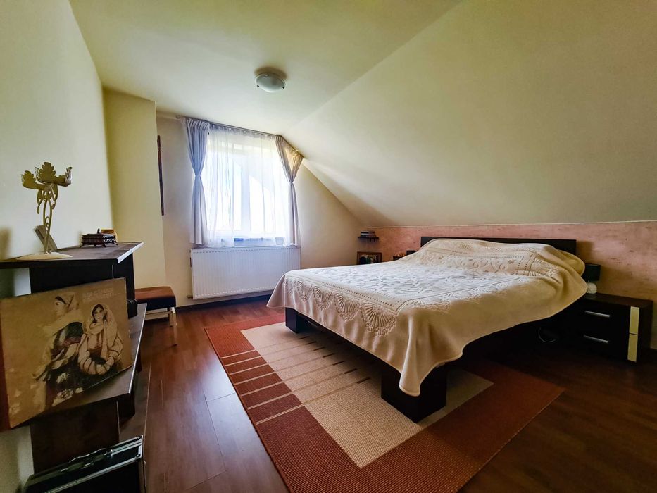 Casă unifamilială 9 camere, teren 560 mp, 7 locuri de parcare