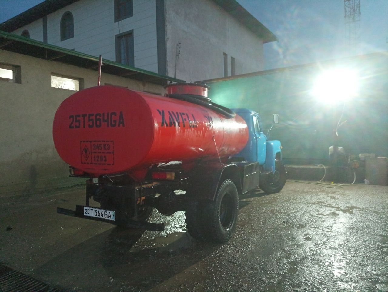 Gaz 53 benzavoz  srochno sotiladi