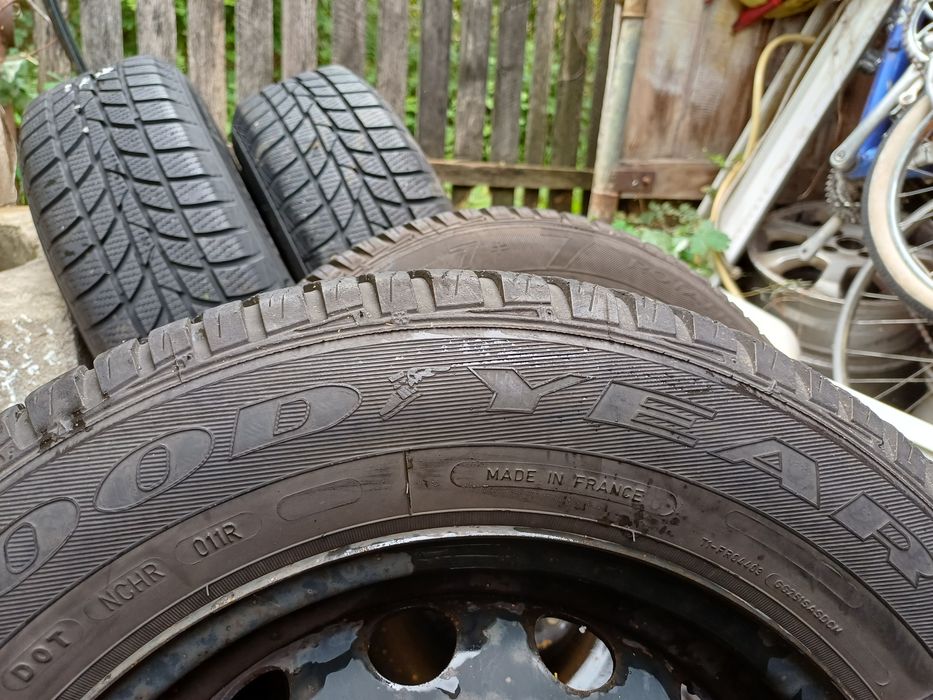 Vand 4 anvelope de iarna 175 70 r14 HANKOOK și GOODYEAR foarte bune